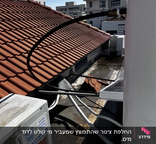 מערכת חימום סולארית על גג רעפים עם צינורות וחיבורים.